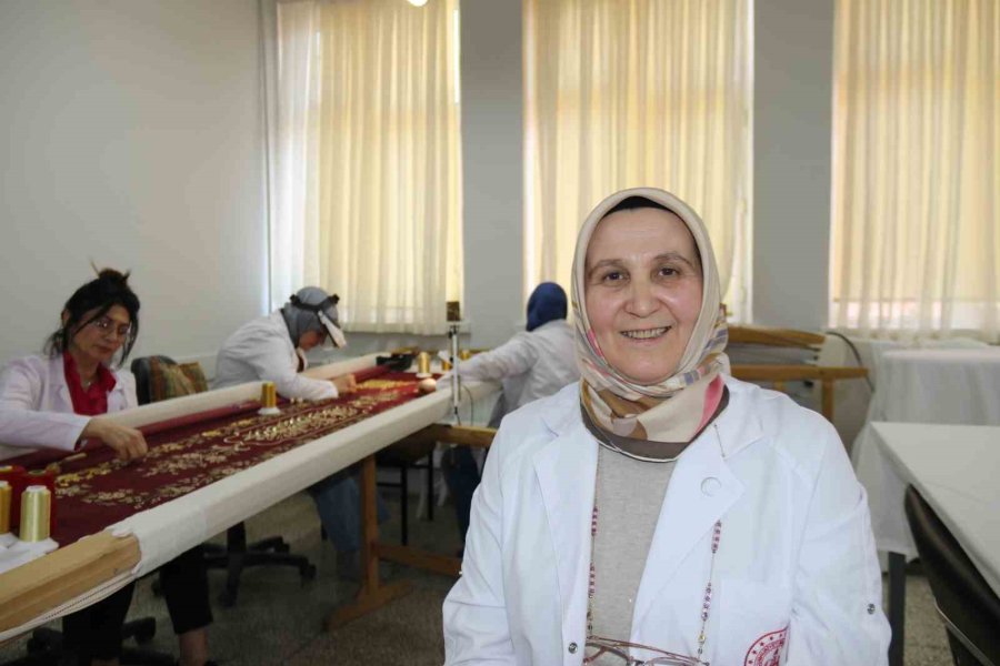 Kadınlar Burada Unutulmaya Yüz Tutmuş Sanatları İcra Ediyor