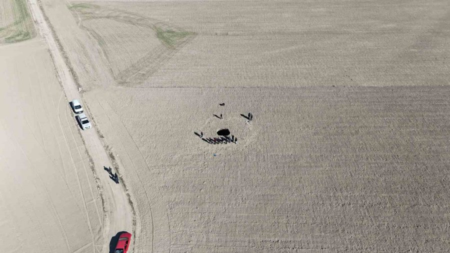 Tarlada 10 Metre Genişliğinde Obruk Oluştu