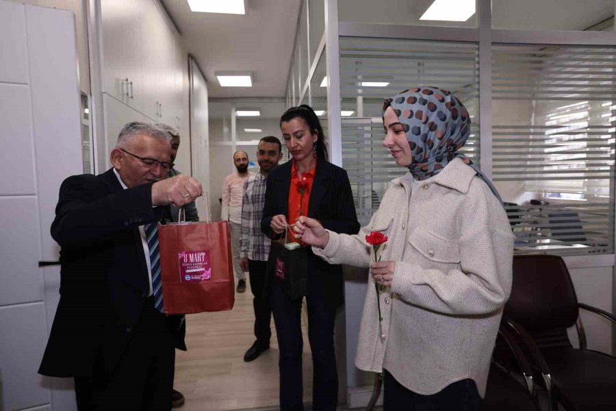 Başkan Büyükkılıç’tan Dünya Kadınlar Günü’ne ‘karanfilli’ Kutlama