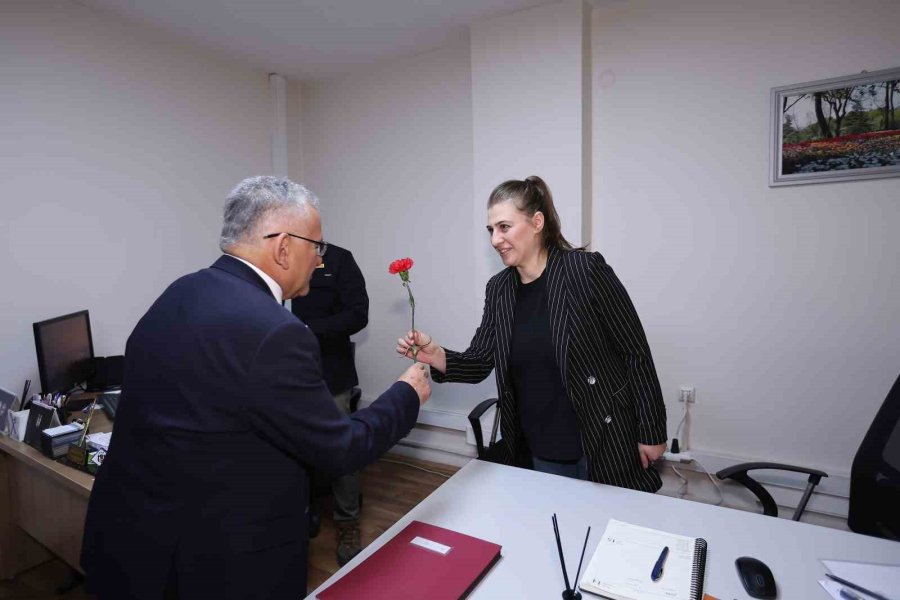 Başkan Büyükkılıç’tan Dünya Kadınlar Günü’ne ‘karanfilli’ Kutlama