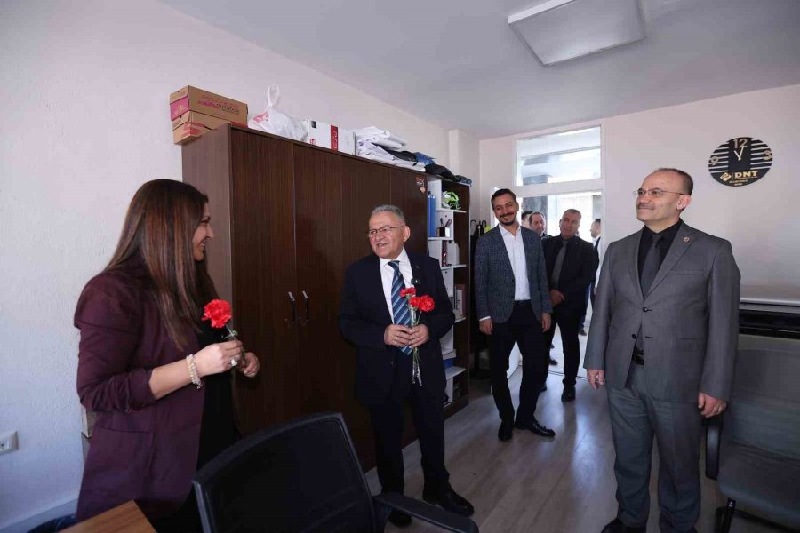 Başkan Büyükkılıç’tan Dünya Kadınlar Günü’ne ‘karanfilli’ Kutlama