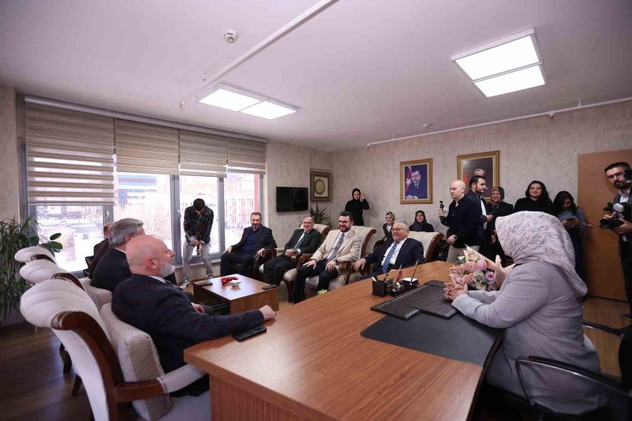 Başkan Büyükkılıç’tan Dünya Kadınlar Gününe ’karanfilli’ Kutlama