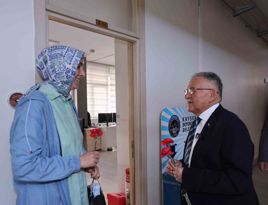 Başkan Büyükkılıç’tan Dünya Kadınlar Gününe ’karanfilli’ Kutlama