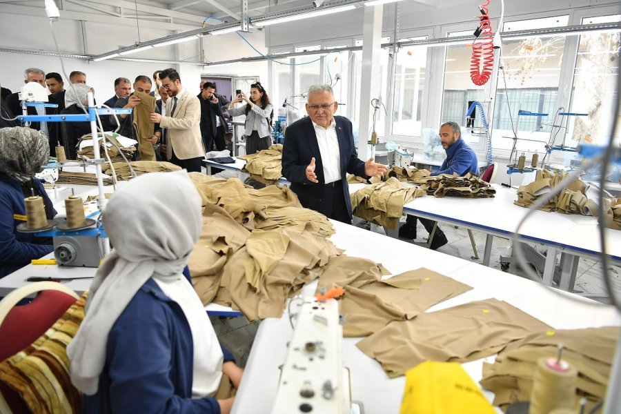 Başkan Büyükkılıç Ve Ak Parti İl Teşkilatı’ndan Yahyalı’ya Ramazan Çıkarması