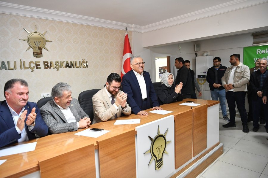 Başkan Büyükkılıç Ve Ak Parti İl Teşkilatı’ndan Yahyalı’ya Ramazan Çıkarması