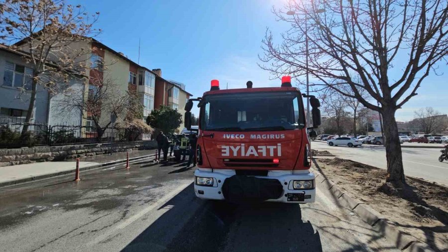 Yanan Kamyoneti O Sırada Yoldan Geçen Su Tankeri Söndürdü