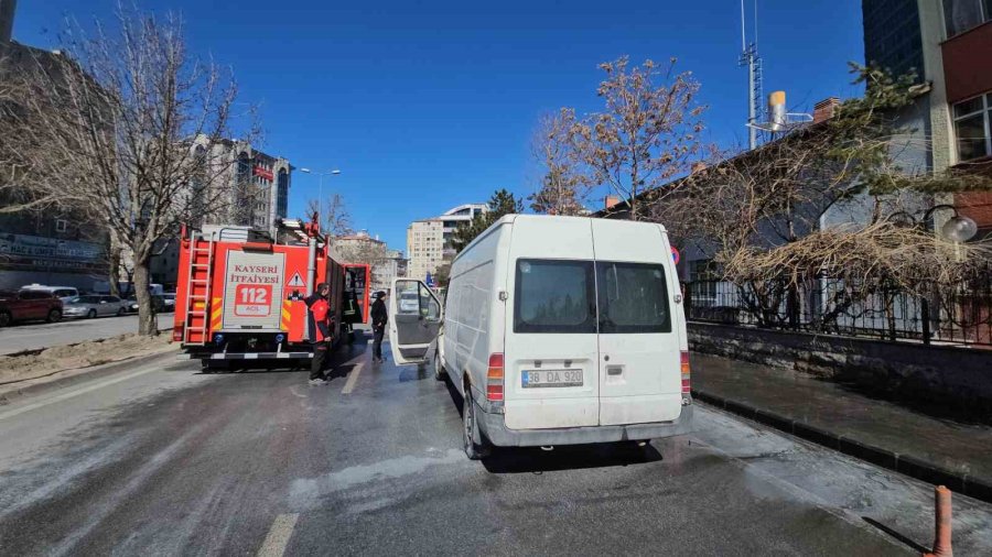 Yanan Kamyoneti O Sırada Yoldan Geçen Su Tankeri Söndürdü