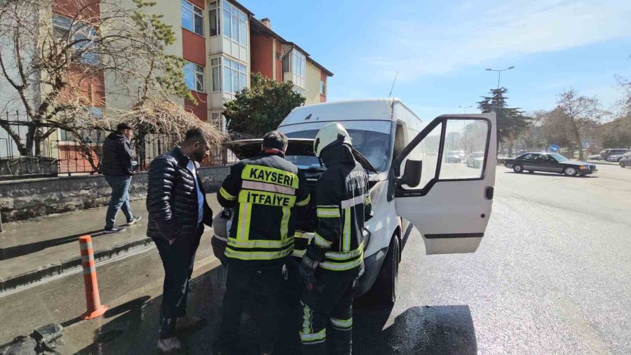 Yanan Kamyoneti O Sırada Yoldan Geçen Su Tankeri Söndürdü