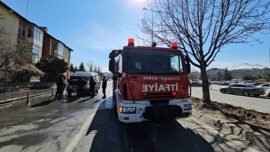 Yanan Kamyoneti O Sırada Yoldan Geçen Su Tankeri Söndürdü