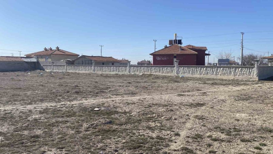 Sokak Köpeklerinin Saldırısında Çocuğun Öldüğü Arazi Görüntülendi