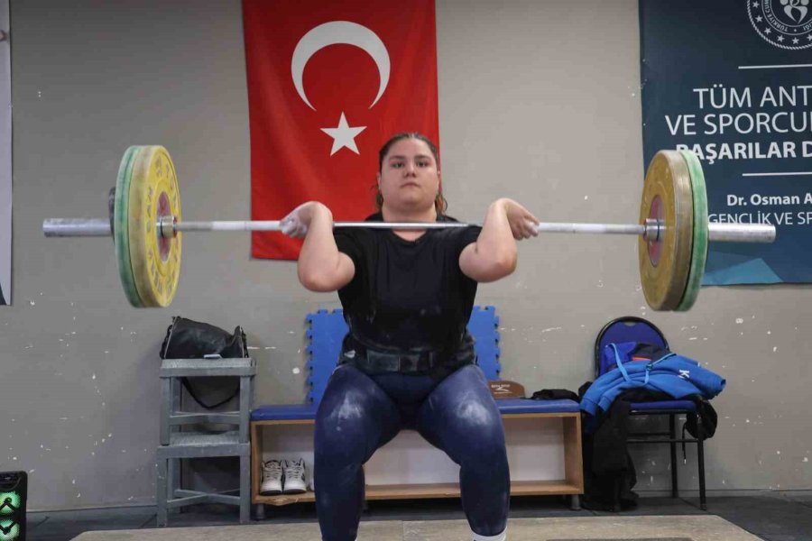 15 Yaşındaki Sudenaz Ve Neriman, Halterde Milli Sporcu Olmayı Hedefliyor