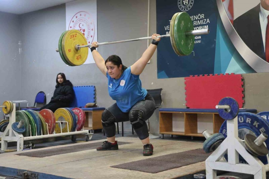 15 Yaşındaki Sudenaz Ve Neriman, Halterde Milli Sporcu Olmayı Hedefliyor