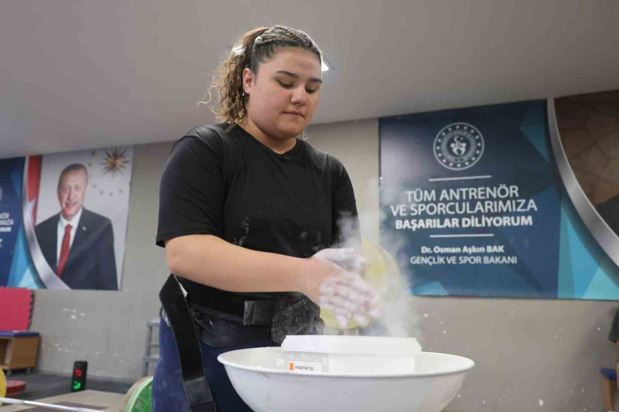 15 Yaşındaki Sudenaz Ve Neriman, Halterde Milli Sporcu Olmayı Hedefliyor