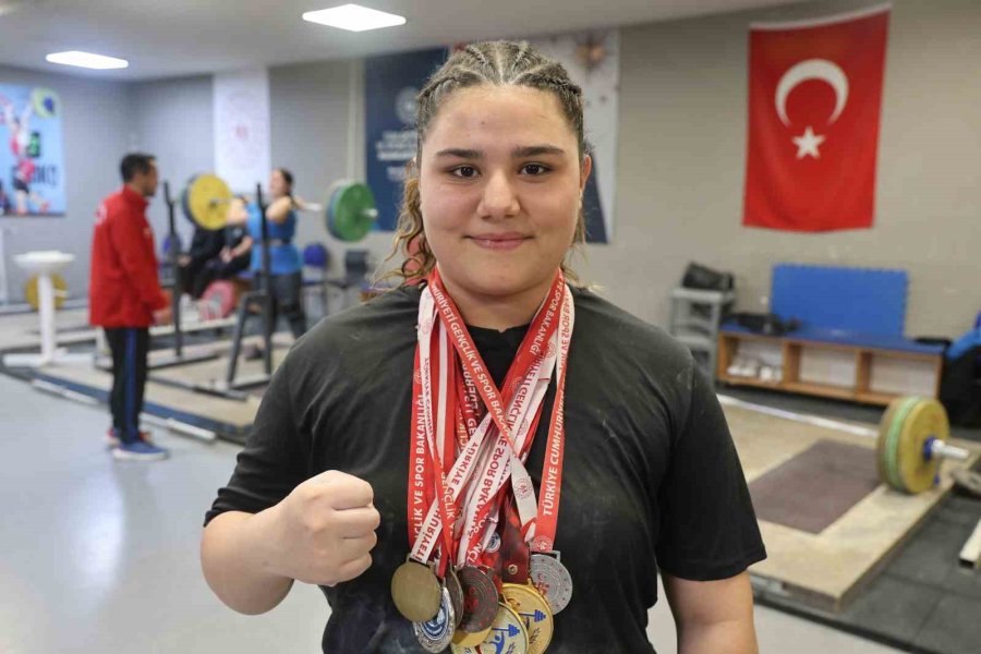 15 Yaşındaki Sudenaz Ve Neriman, Halterde Milli Sporcu Olmayı Hedefliyor