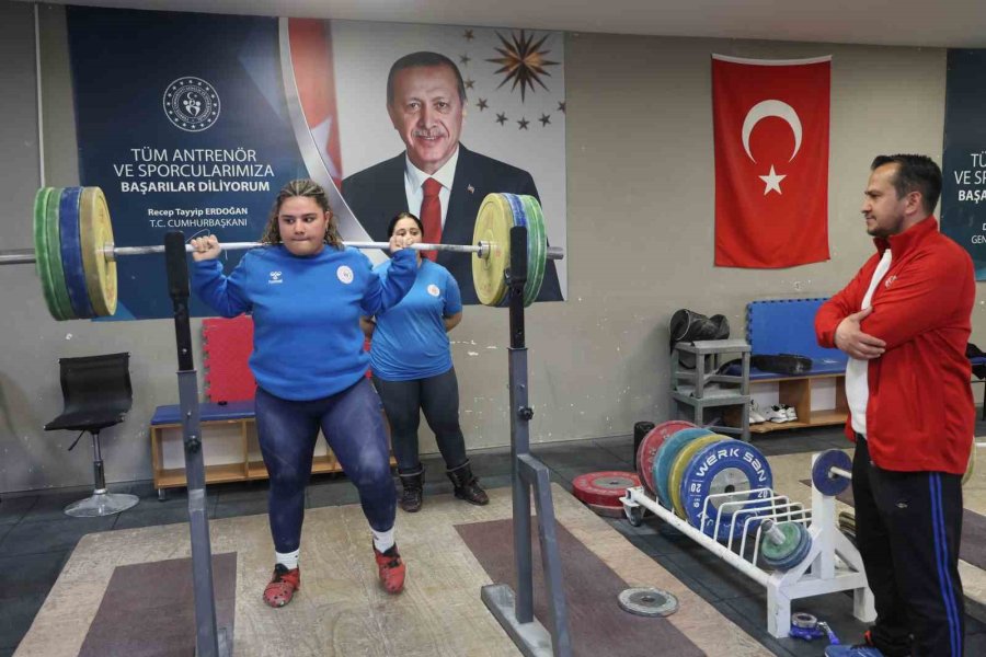 15 Yaşındaki Sudenaz Ve Neriman, Halterde Milli Sporcu Olmayı Hedefliyor