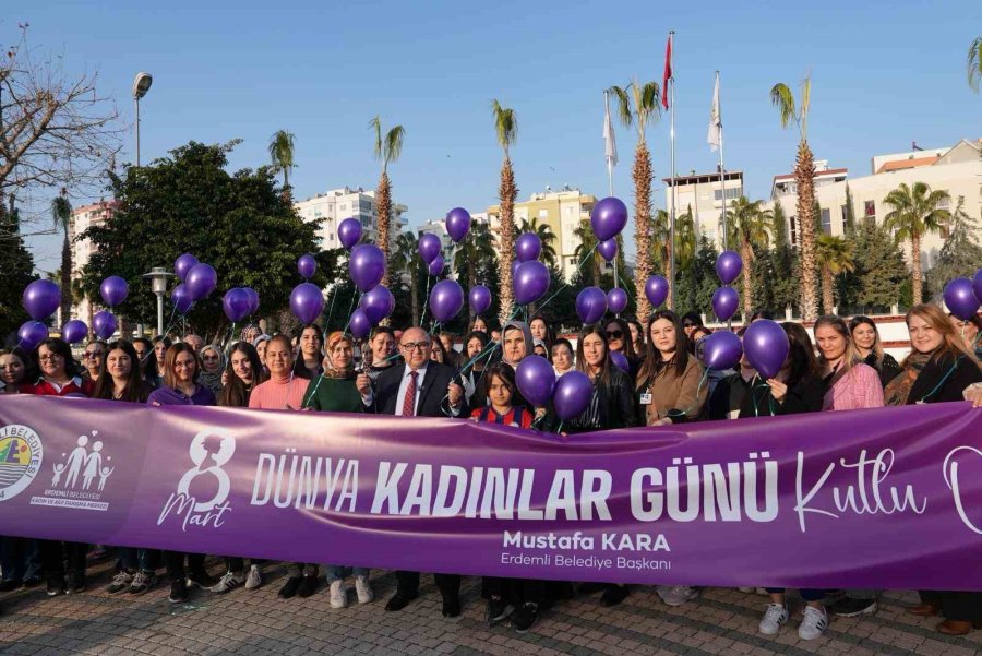 Kadınlar Gökyüzüne Mor Balon Bıraktı