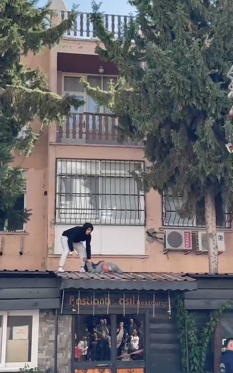 Damdan Sarkarak Evine Girmeye Çalıştı, Sonu Kötü Bitti