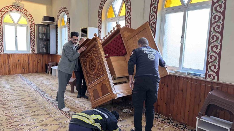 Kedi Vaaz Kürsüsünün Altına Yavruladı