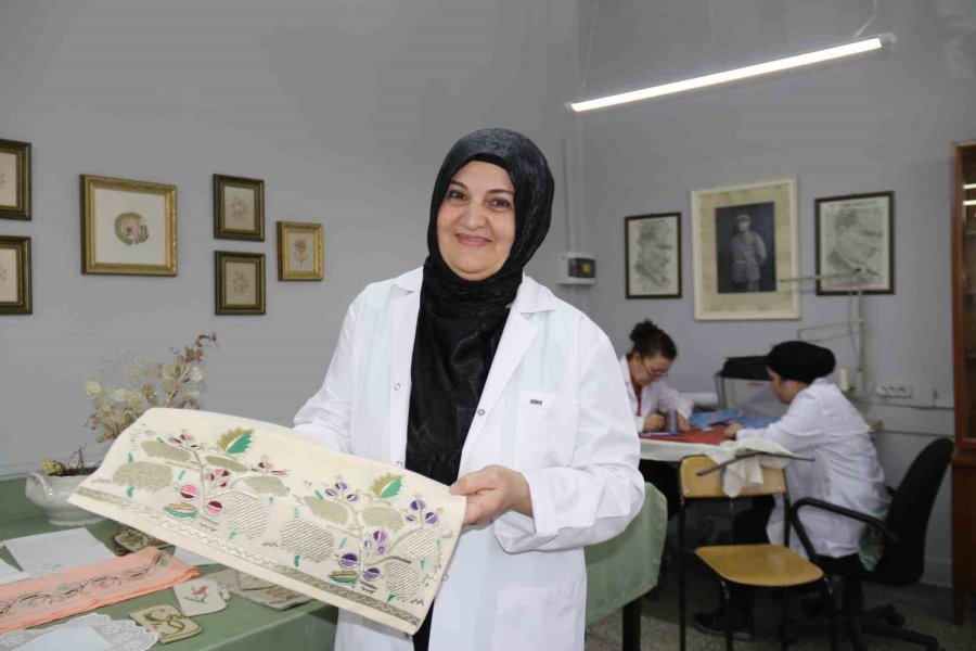 Kadınlar Burada Unutulmaya Yüz Tutmuş Sanatları İcra Ediyor