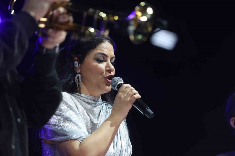 Zara Sesi Ve Şarkılarıyla Antalyalıları Büyüledi