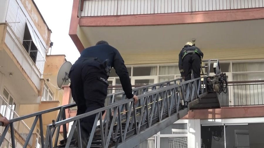 Balkondan Merdivenle Daireye Giren Ekipler Yaşlı Adamı Uyurken Buldu