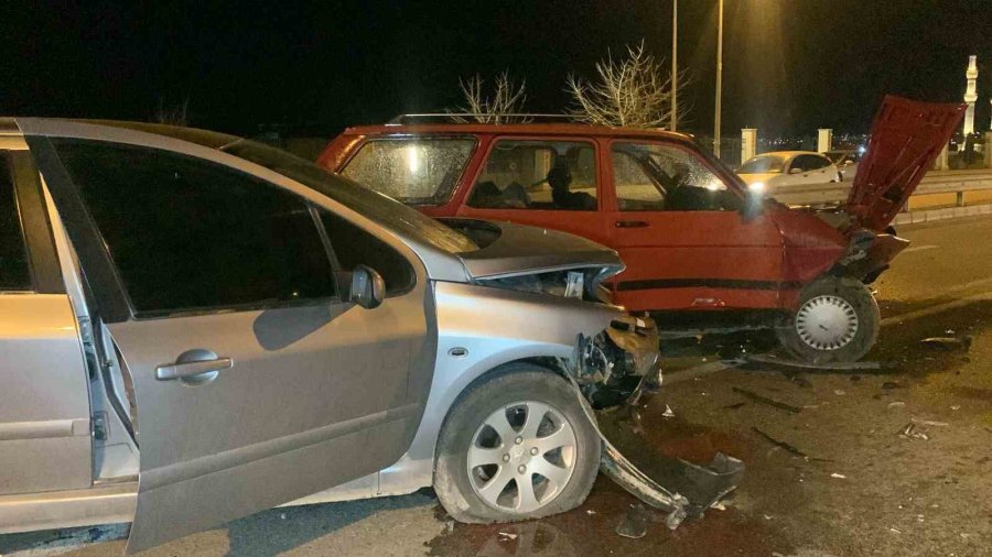 Üst Geçitte İki Otomobil Kafa Kafaya Çarpıştı: 2 Yaralı