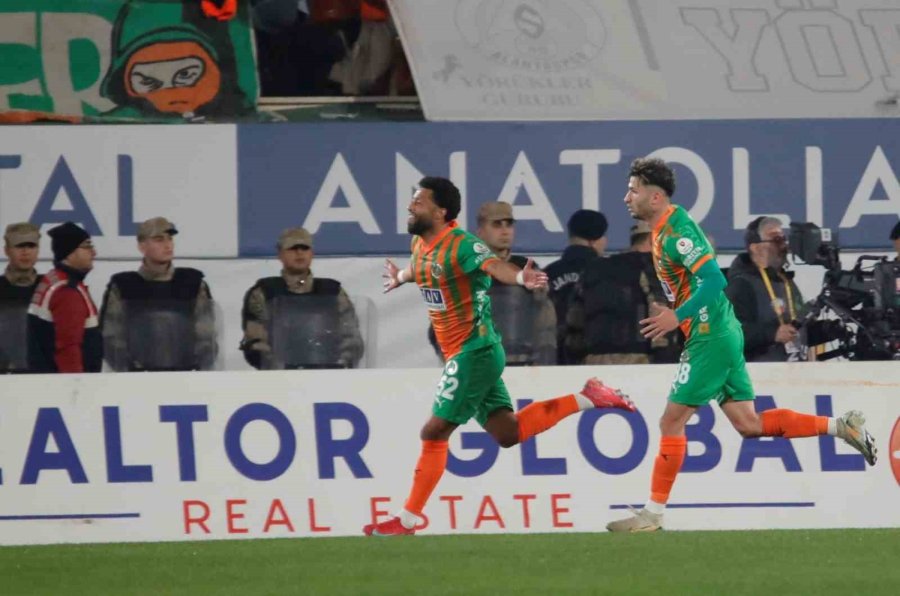 Trendyol Süper Lig: Corendon Alanyaspor: 1 - Galatasaray: 0 (ilk Yarı)