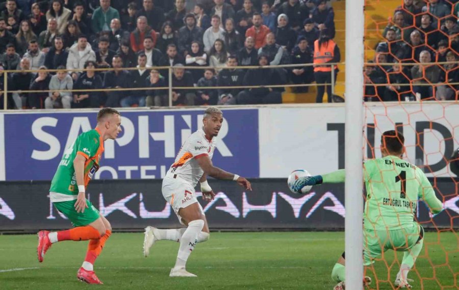 Trendyol Süper Lig: Corendon Alanyaspor: 1 - Galatasaray: 0 (ilk Yarı)
