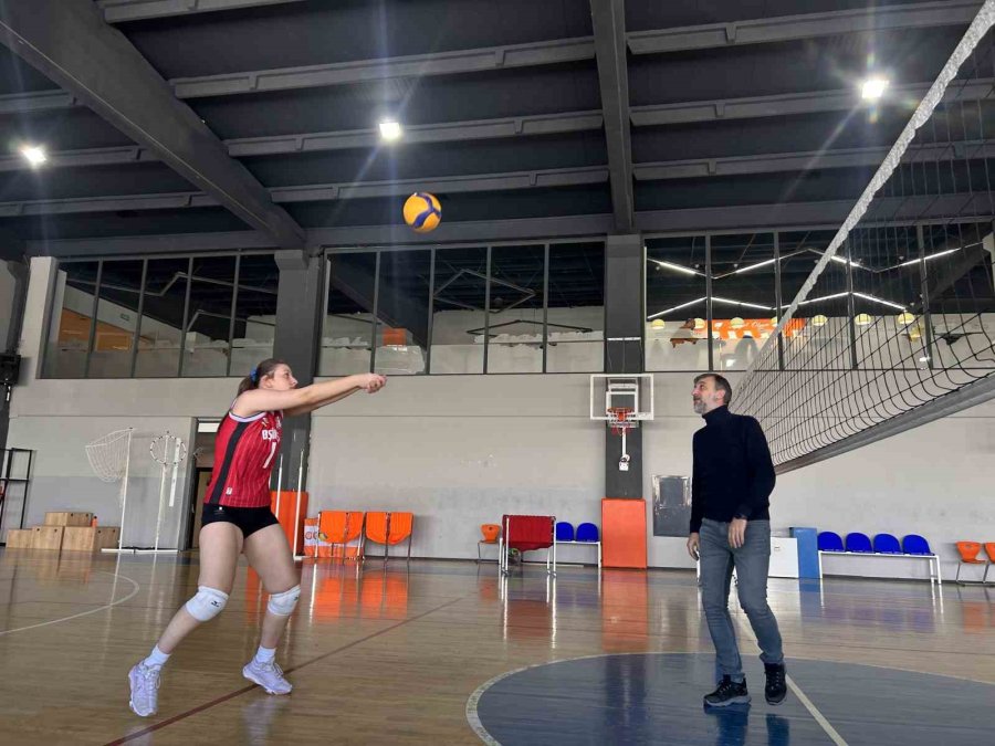 Babasından İlham Alıp Voleybola Başladı, 17 Yaşında Beşiktaş’a Transfer Oldu
