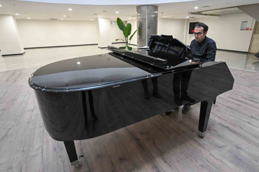 Otizmli Piyanist, Belediye Binasında Piyano Resitali Sunuyor