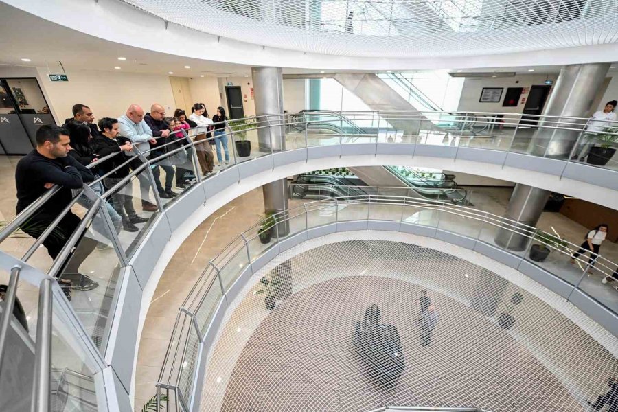 Otizmli Piyanist, Belediye Binasında Piyano Resitali Sunuyor