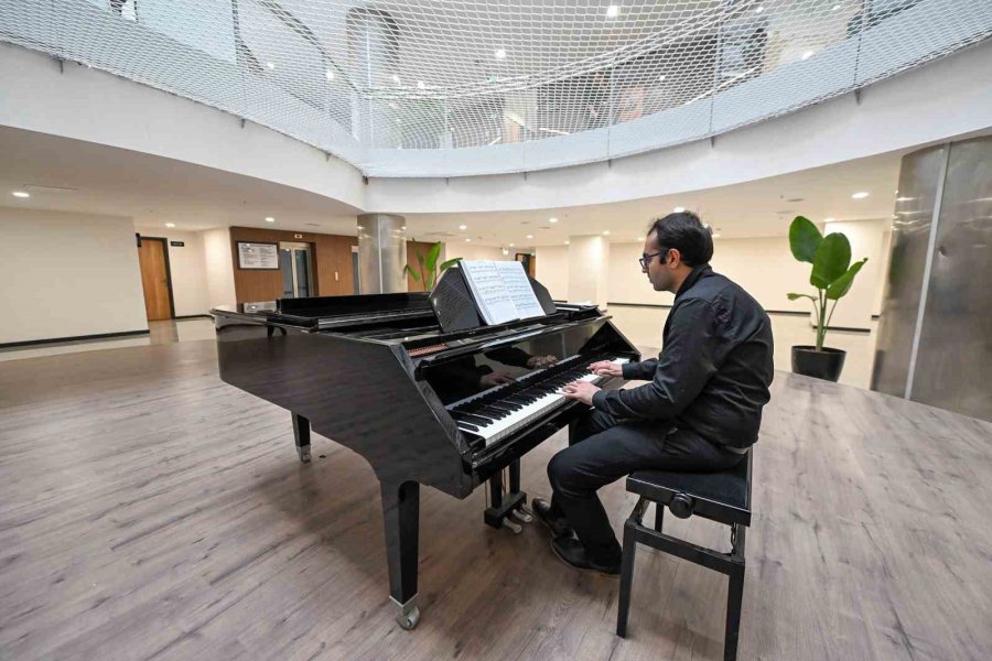 Otizmli Piyanist, Belediye Binasında Piyano Resitali Sunuyor