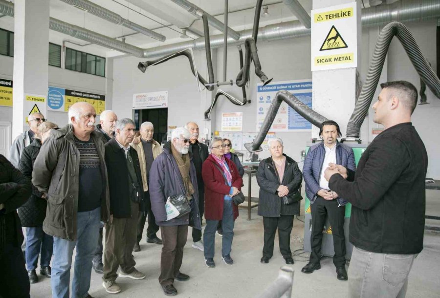 Mersin’de Emekliler Belediye Hizmet Birimlerini İnceledi