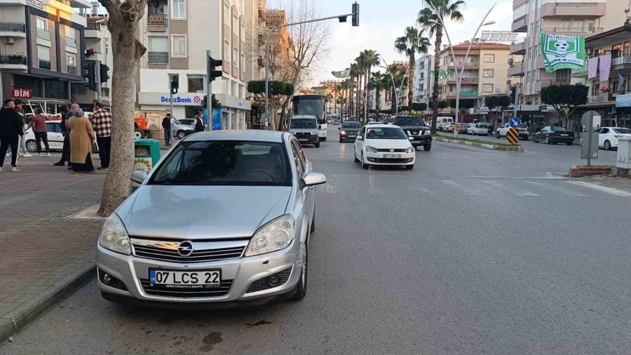 Kazayı Gören Vatandaş ‘trafik Polisi’ Rolüne Girince Ortam Gerildi