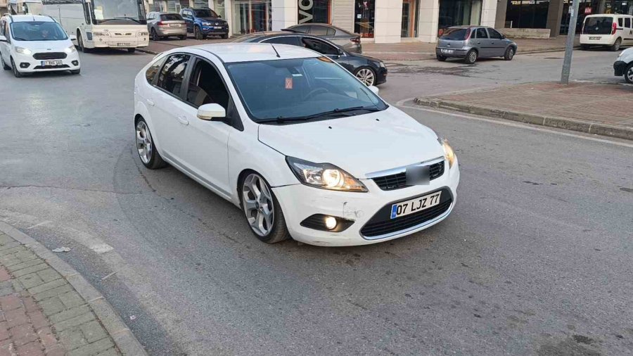 Kazayı Gören Vatandaş ‘trafik Polisi’ Rolüne Girince Ortam Gerildi