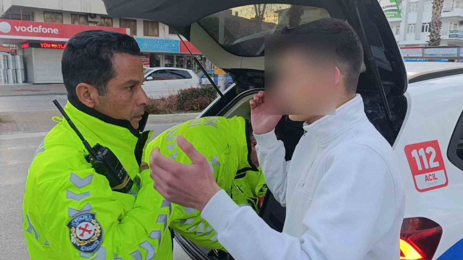 Kazayı Gören Vatandaş ‘trafik Polisi’ Rolüne Girince Ortam Gerildi