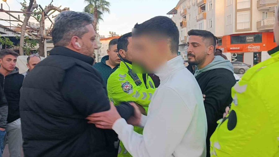 Kazayı Gören Vatandaş ‘trafik Polisi’ Rolüne Girince Ortam Gerildi