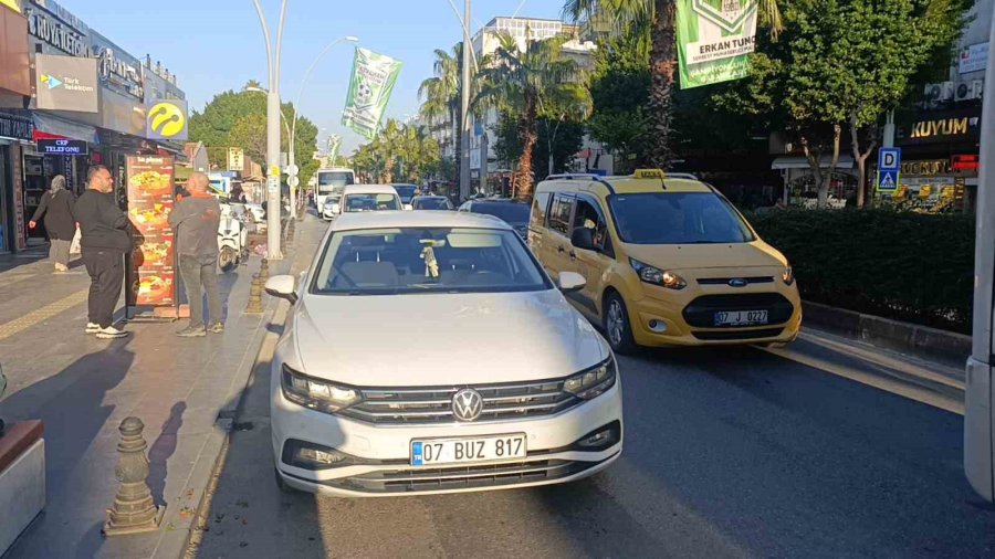 Yola Fırlayan Genç Kız Otomobilden Kaçamadı