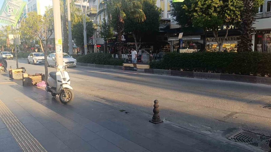 Yola Fırlayan Genç Kız Otomobilden Kaçamadı