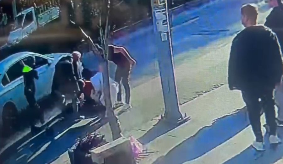 Yola Fırlayan Genç Kız Otomobilden Kaçamadı