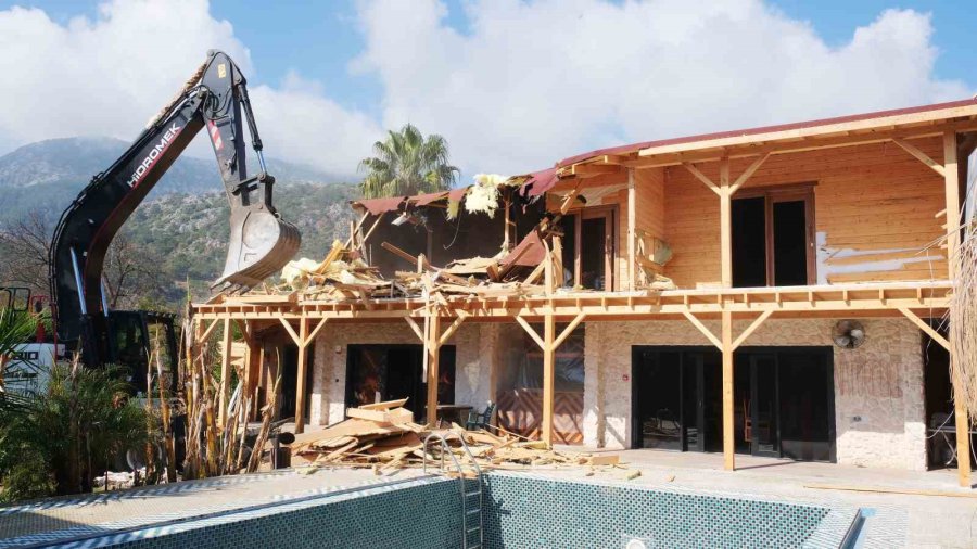 Kemer’de Kaçak Yapı Yıkıldı