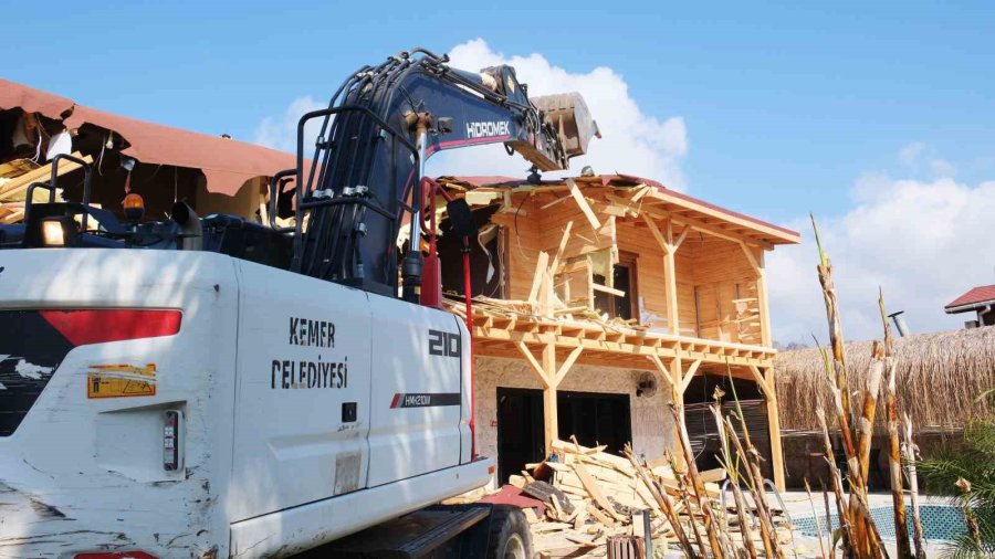 Kemer’de Kaçak Yapı Yıkıldı