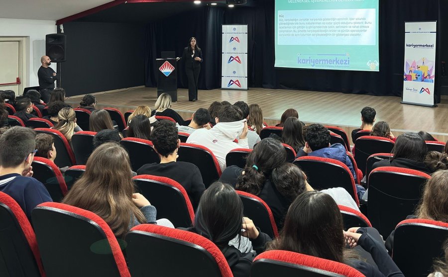 Kariyer Merkezi, Gençlere İş Dünyasını Yakından Tanıma Fırsatı Sunuyor