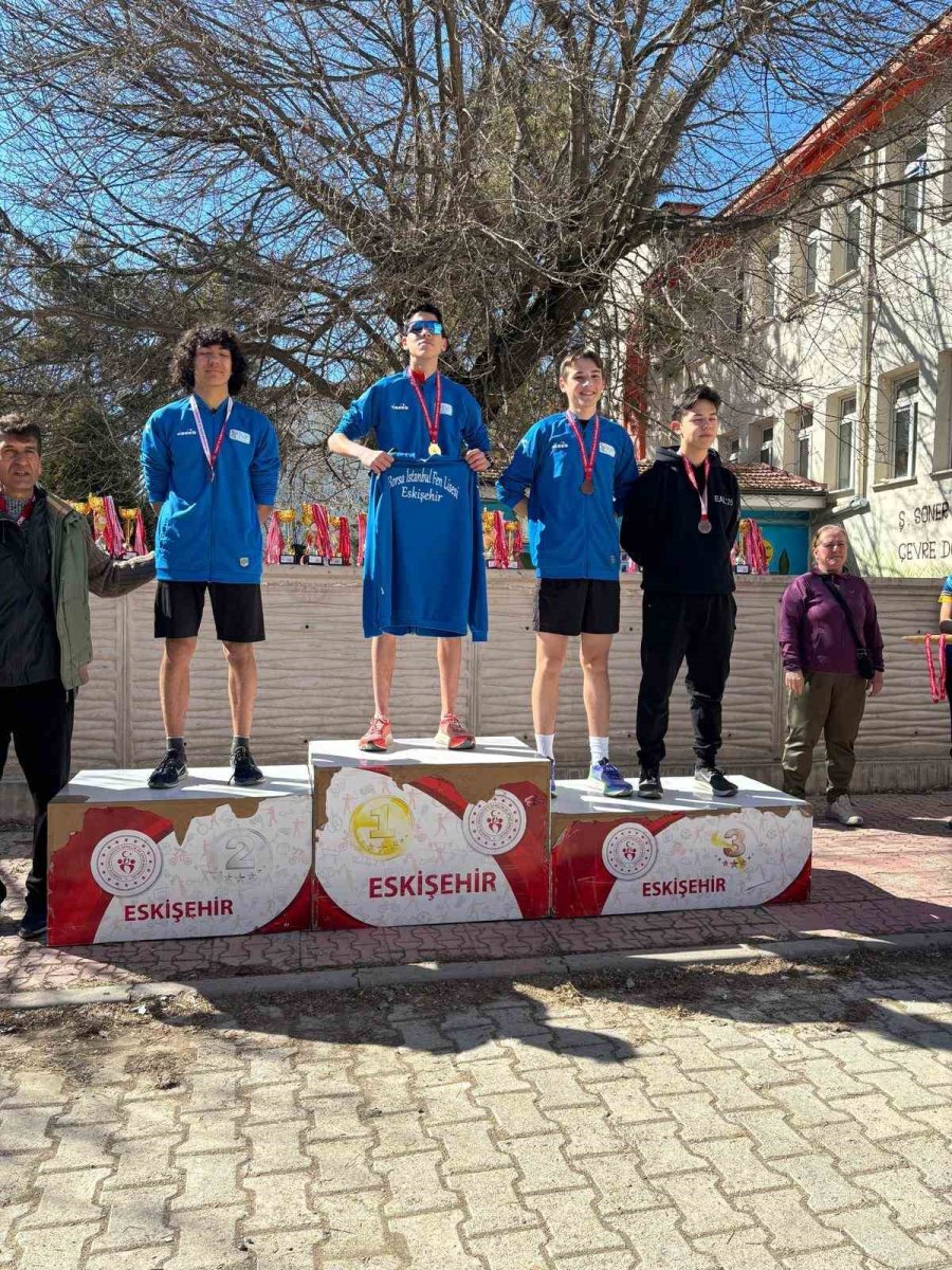 Oryantiring Müsabakalarında Üç Kupa Kazandılar