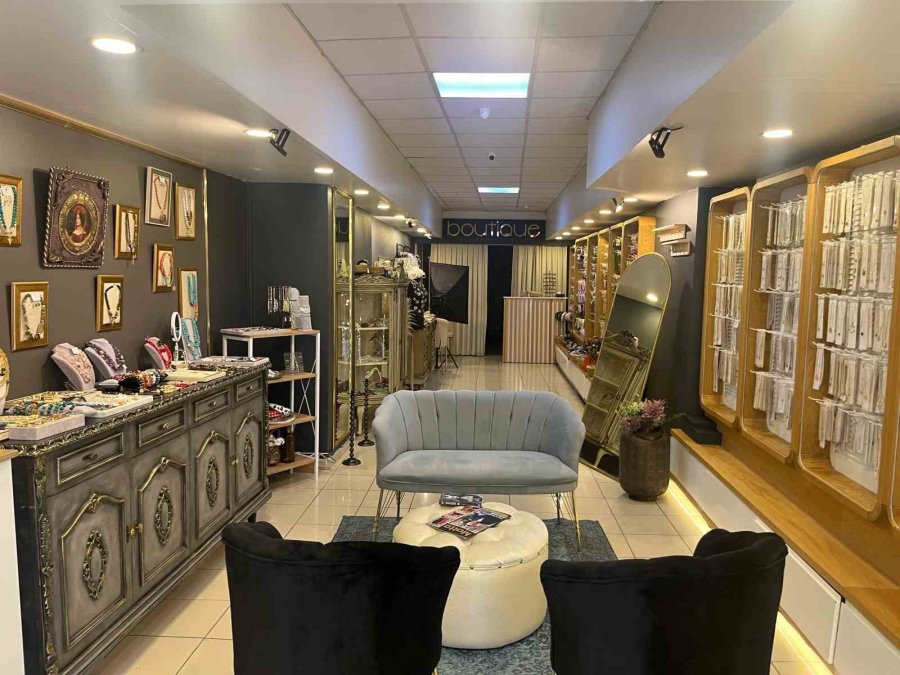 Dünya Kadınlar Günü’ndeki Yoğunluktan Yararlanan Kadın Hırsız İş Başında