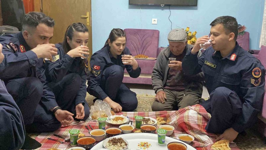 Jandarmadan Gaziye Sürpriz İftar