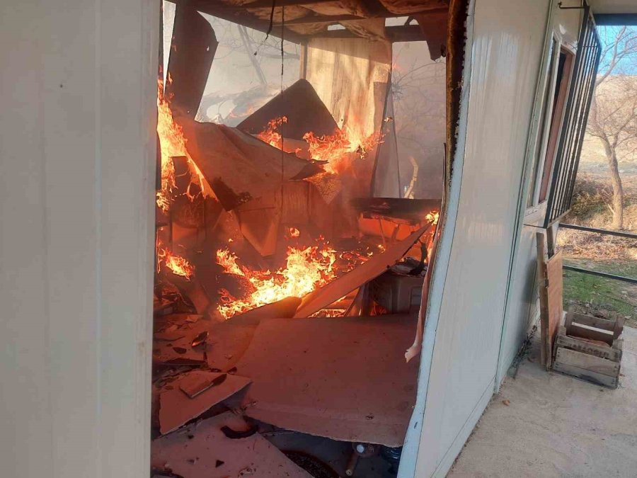 Karaman’da Bahçe Evi Alevlere Teslim Oldu