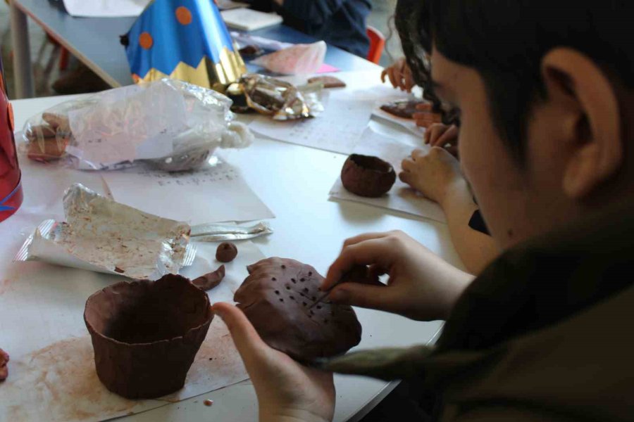 Müzede Gördüklerinin Aynısını Yapıyorlar