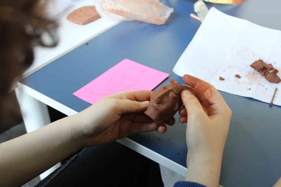 Müzede Gördüklerinin Aynısını Yapıyorlar