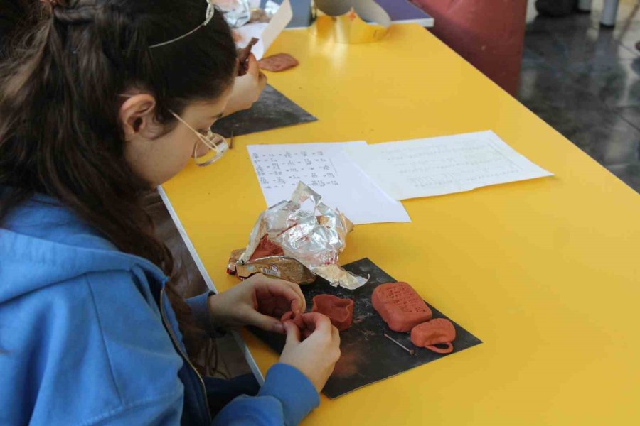 Müzede Gördüklerinin Aynısını Yapıyorlar